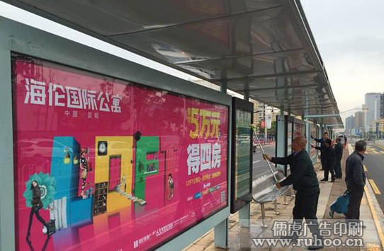 昆明公交站台清理