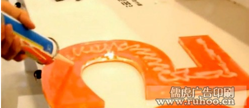 打玻璃胶安装水晶字