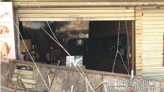 昆明园西路商铺门头广告牌掉落