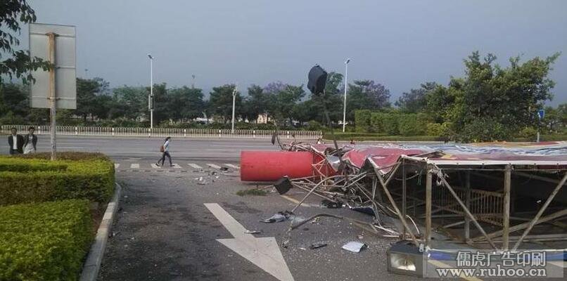 蒙自巨型广告牌被大风吹倒