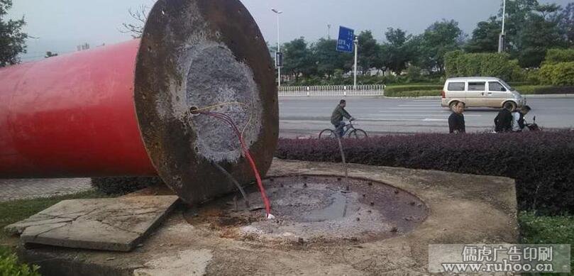蒙自巨型广告牌被大风吹倒