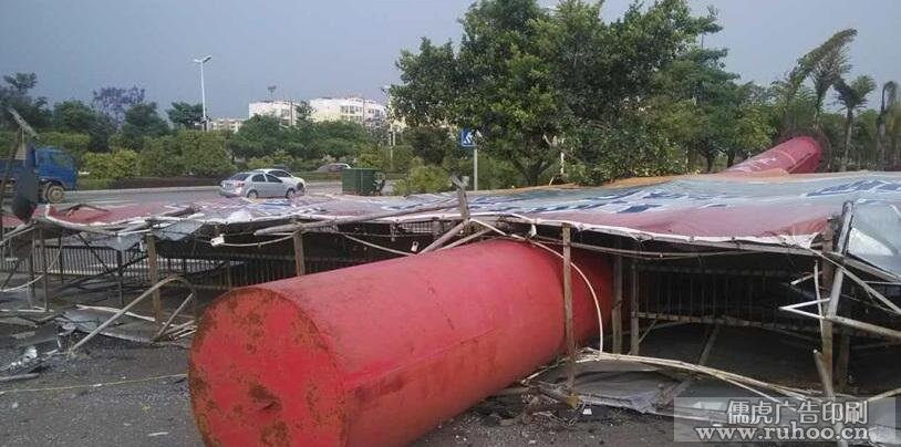 蒙自巨型广告牌被大风吹倒