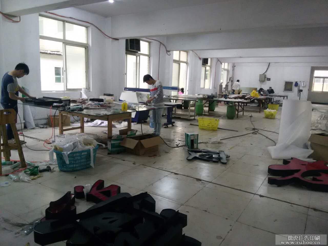 发光字生产车间实拍照片5