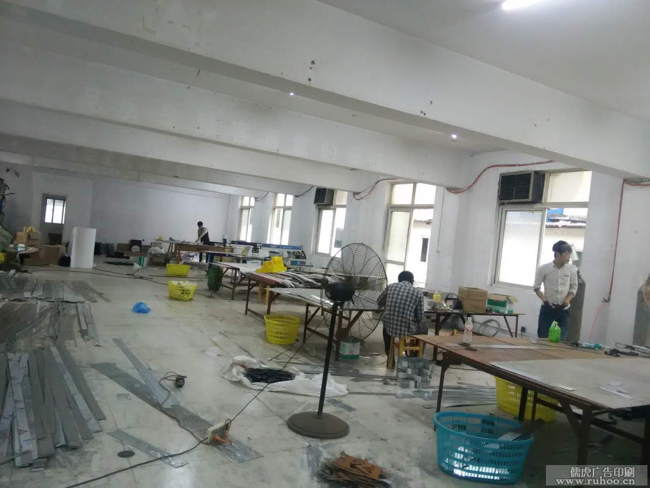 发光字生产车间实拍照片8