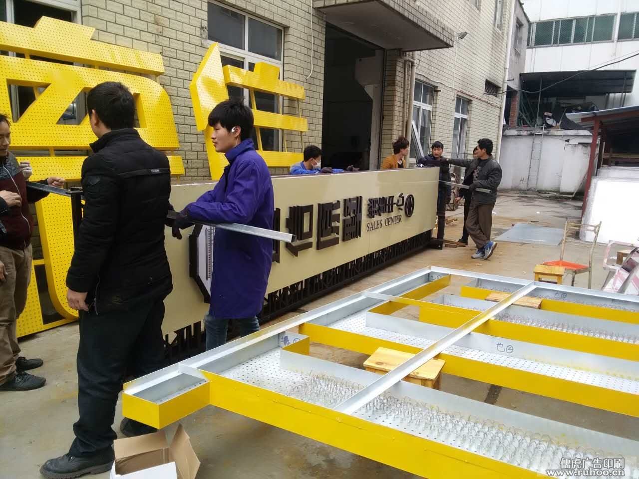 发光字生产车间实拍照片