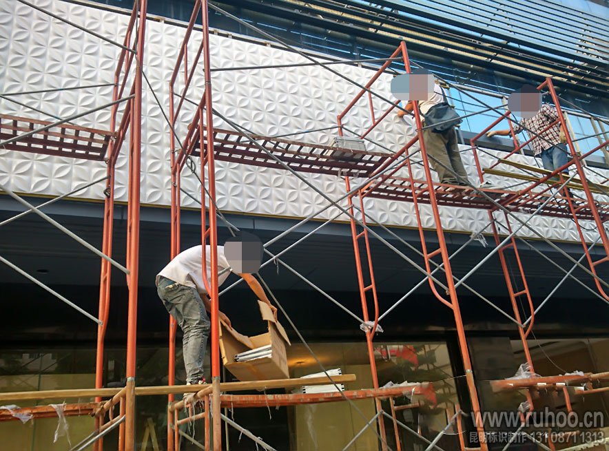 三位扣板门头安装