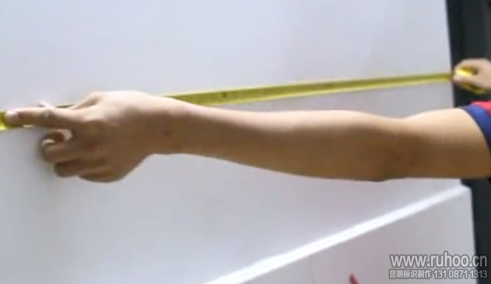 使用卷尺丈量水晶字形象墙的高度宽度