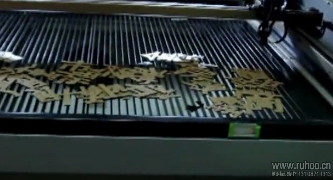 雕刻好的水晶字