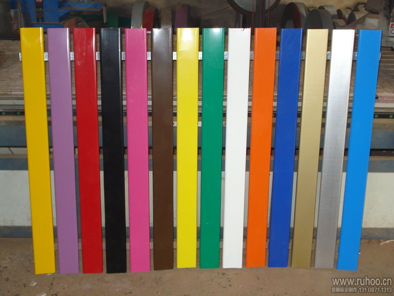 门头上一条一条的板材上面可以装广告字