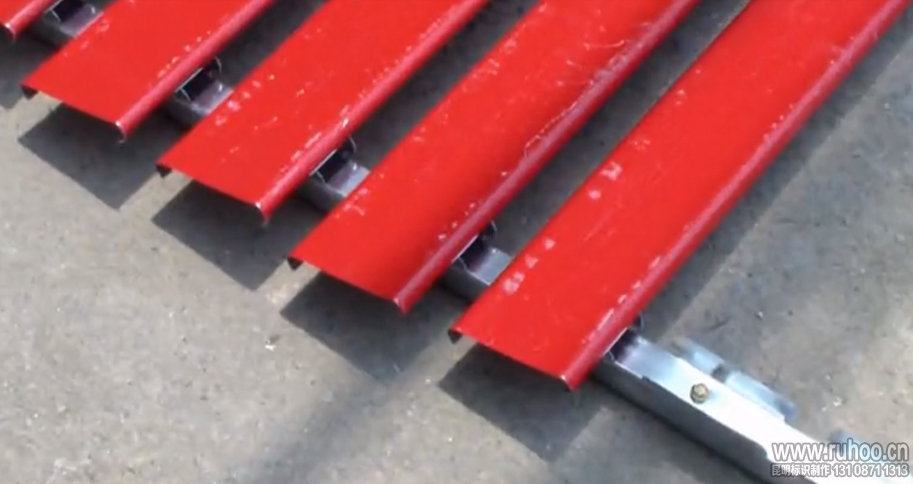 把彩钢扣板安装到龙骨卡口