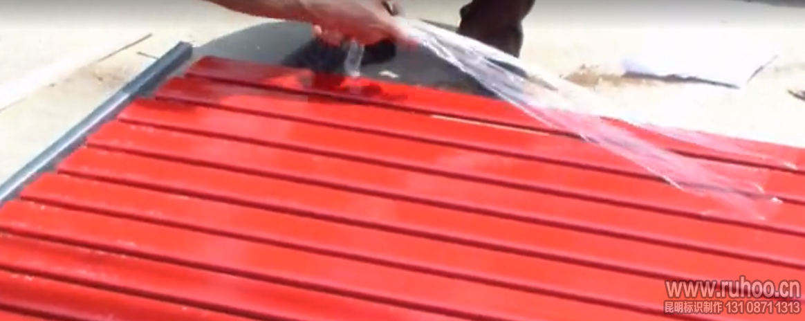 撕掉扣板表面的保护膜