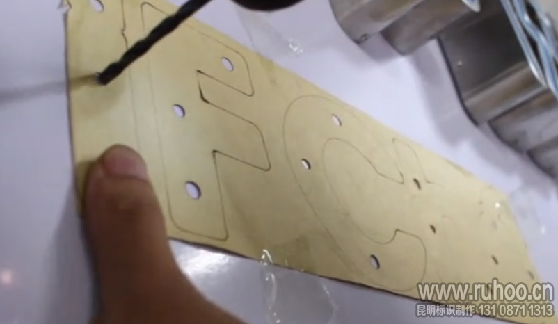 迷你字背板打孔