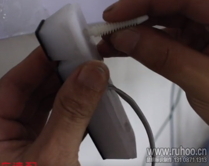 迷你字安装塑料螺杆