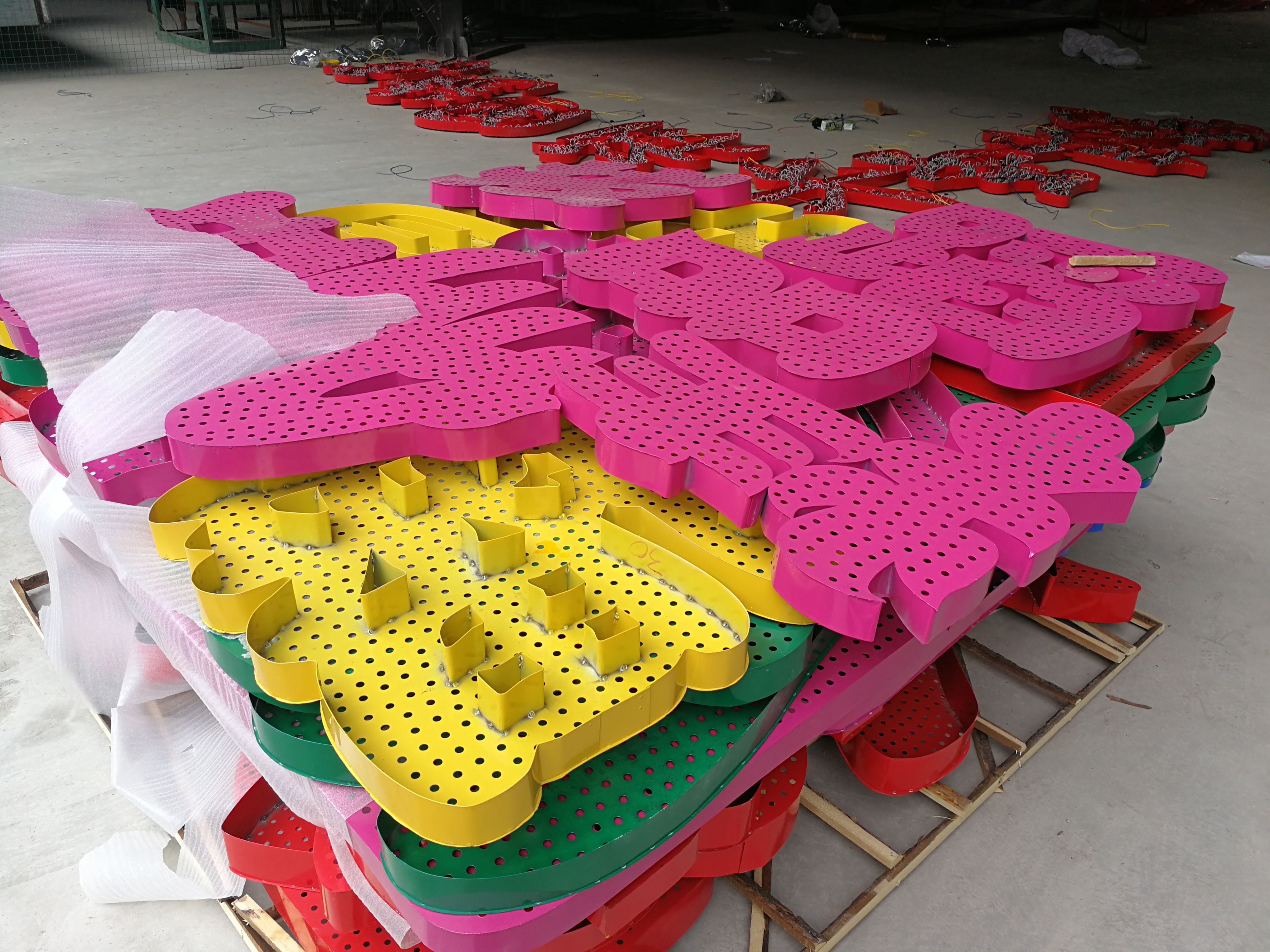 昆明全彩外露发光字