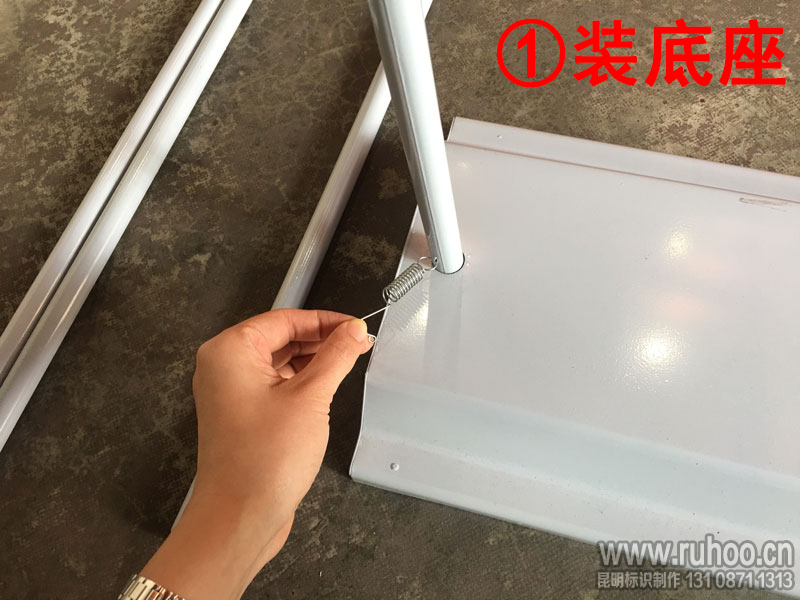 门型展架安装步骤图1