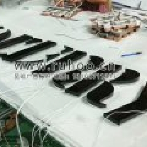 英文背光字实拍展示