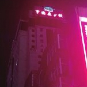 昆明不少广告牌断亮缺字