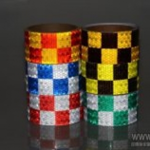 道路交通警示用的会反光的材料是什么?